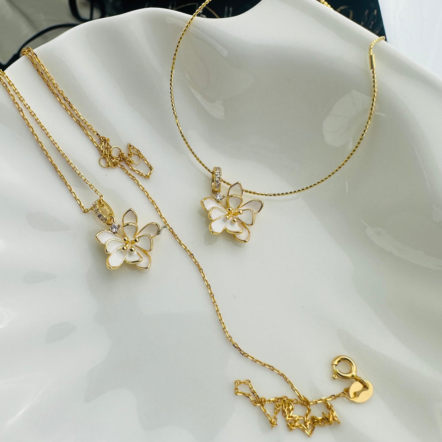 (N15) Necklace flower style $20